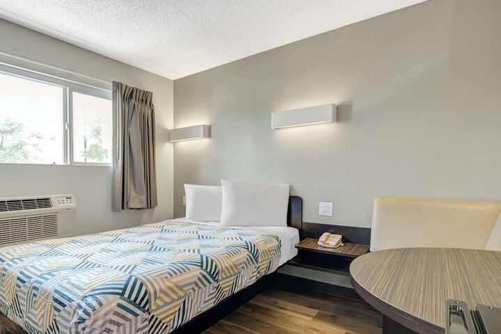 Room 10 of 26