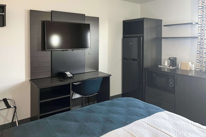 Studio 6 Suites Delano CA