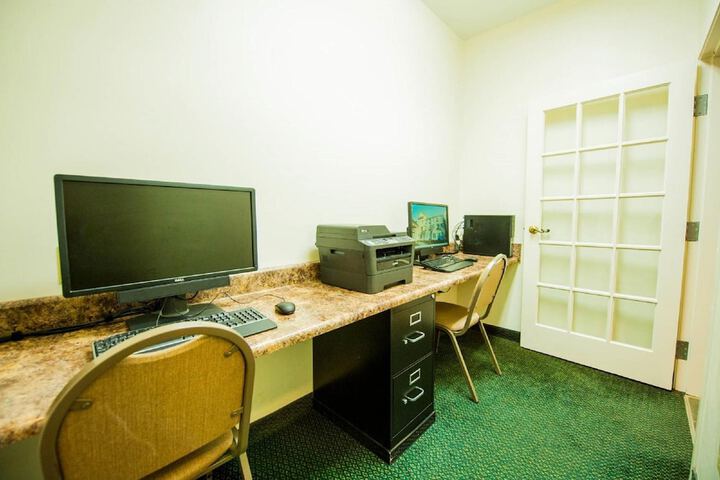 Business Center 33 of 36