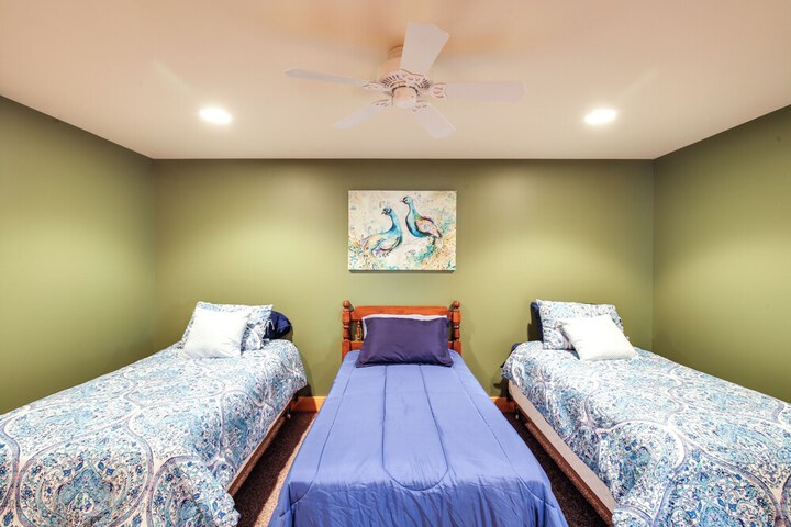 Lake View Champlain Home w / Hot Tub & Sauna!