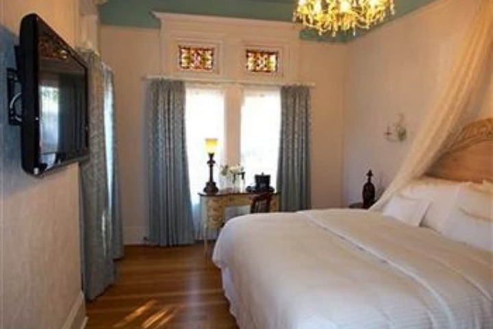 Room 83 of 102
