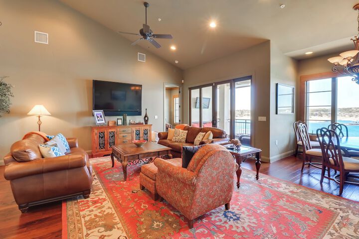 Top-floor Lake-view Condo w / Boat Dock Access