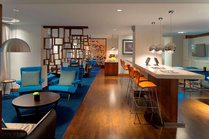 Lounge 113 of 120