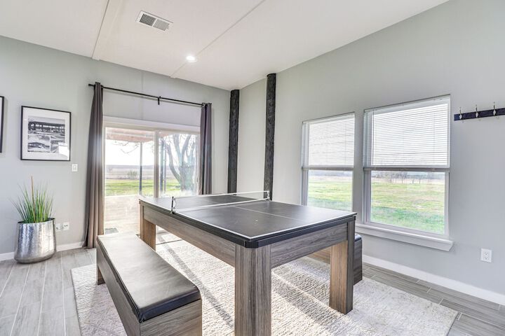 Modern Farmhouse in Del Valle: Rural Setting!