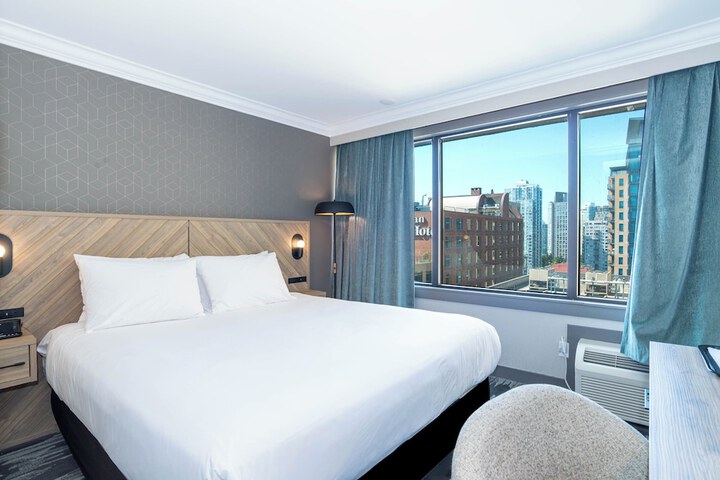 Room 17 of 33