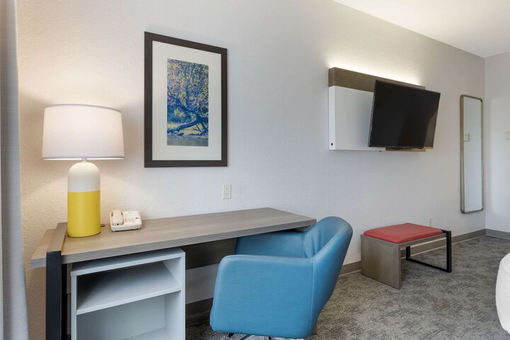 Room 28 of 69