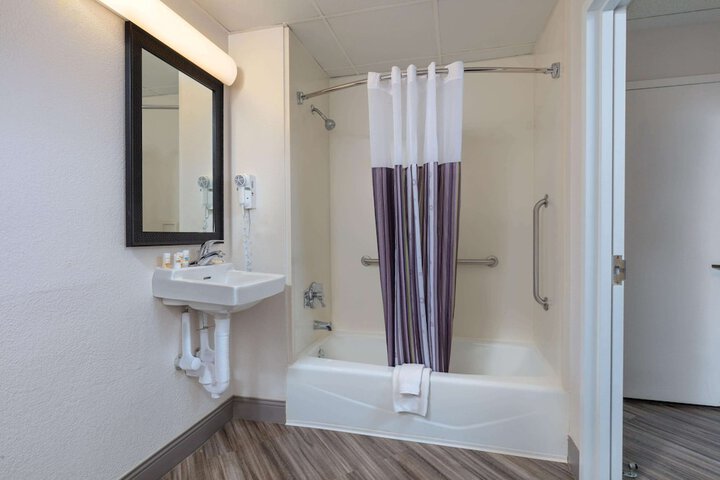La Quinta Inn & Suites by Wyndham Clifton / Rutherford