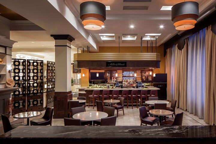 Lounge 63 of 77