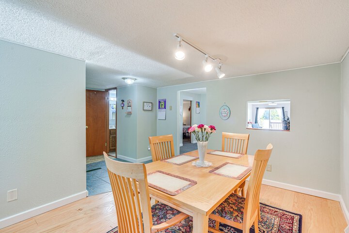 Lakefront Family Retreat w / Private Dock!