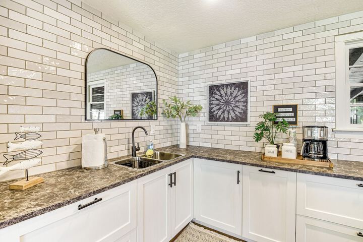 Charming Canalfront Retreat w / Double Boat Slip!