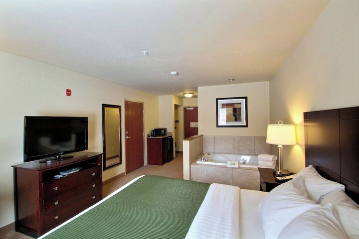 Cobblestone Inn & Suites - Bloomfield