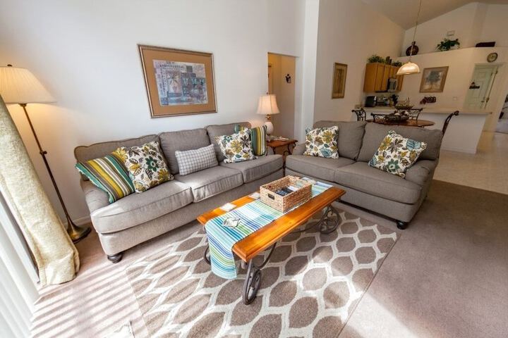 Gated Country Club Private Pool ! 4 Bedroom Home by RedAwning