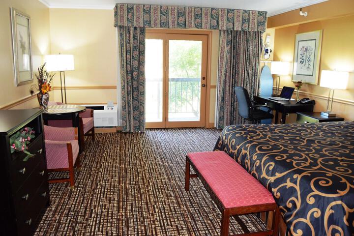Hollow Inn & Motel