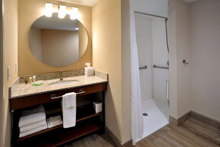 Hotel Dello Ft. Lauderdale Airport Tapestry Collection by Hilton