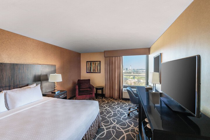 Crowne Plaza Newark Airport by IHG