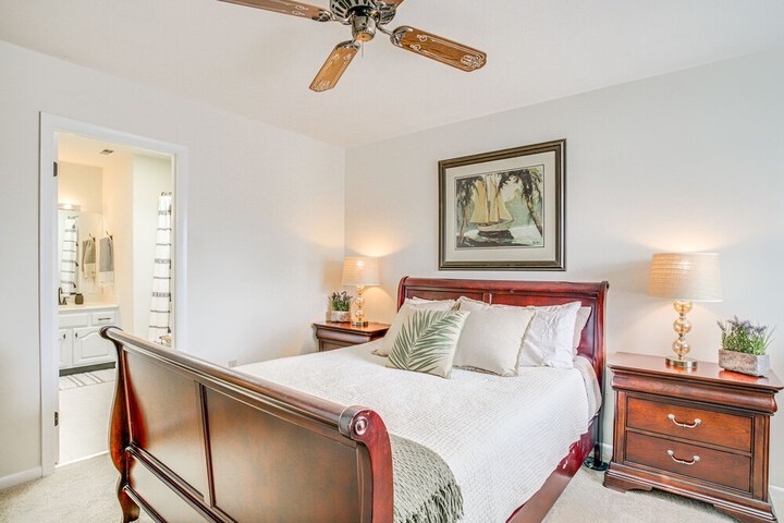 Porch & Water Views: Getaway in Mallard Lakes
