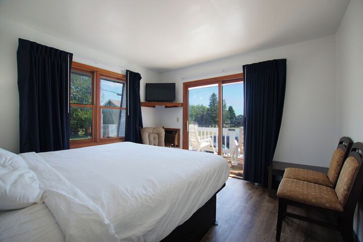 Snyders Shoreline Inn