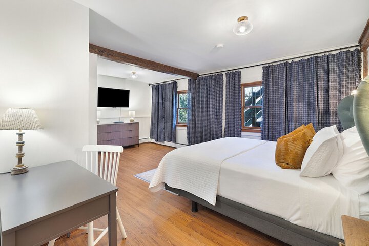 Phoenicia Lodge