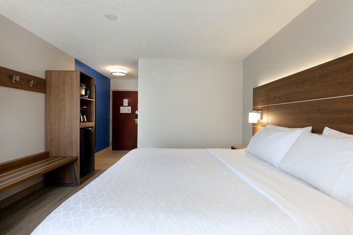 Room 27 of 64