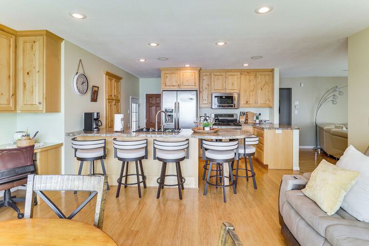 Lakeside Alexandria Retreat w / Deck + Boat Dock!