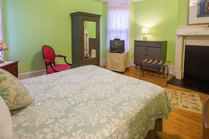 Room 17 of 35
