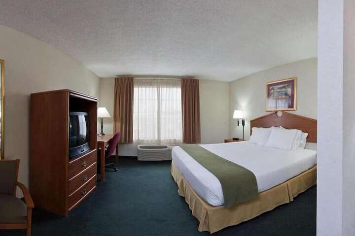 Room 11 of 40