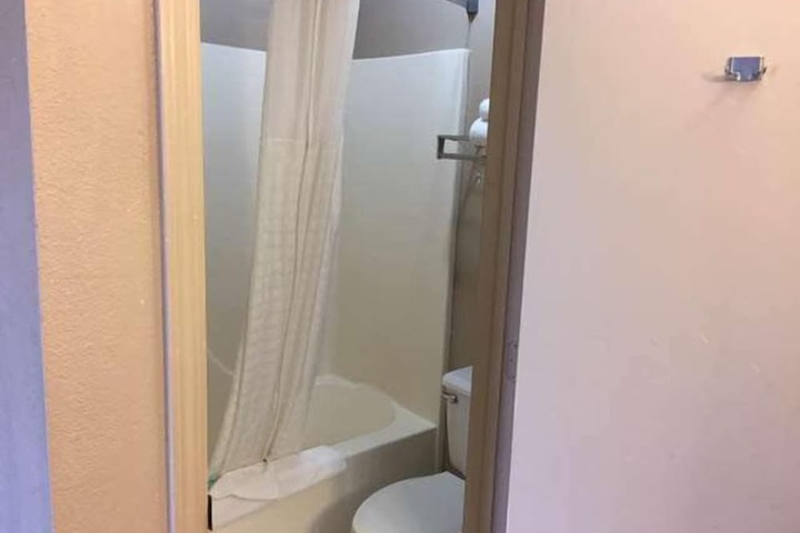 Room 4 of 10