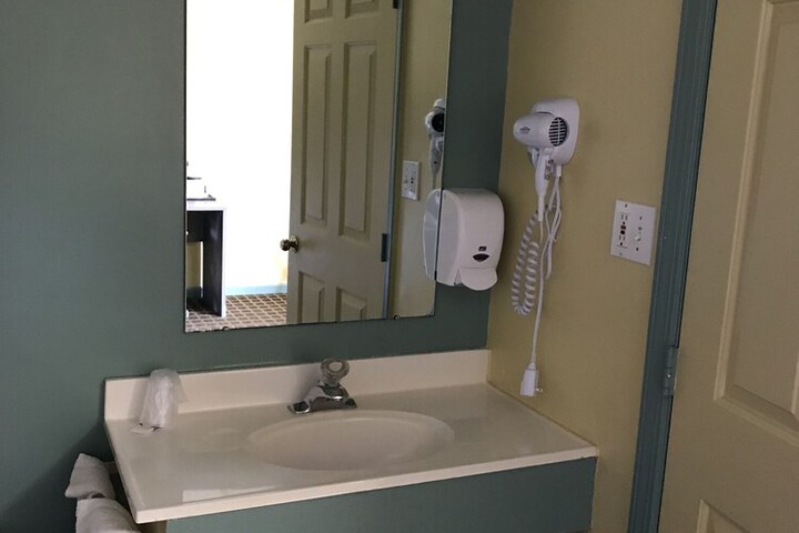 Room 27 of 40