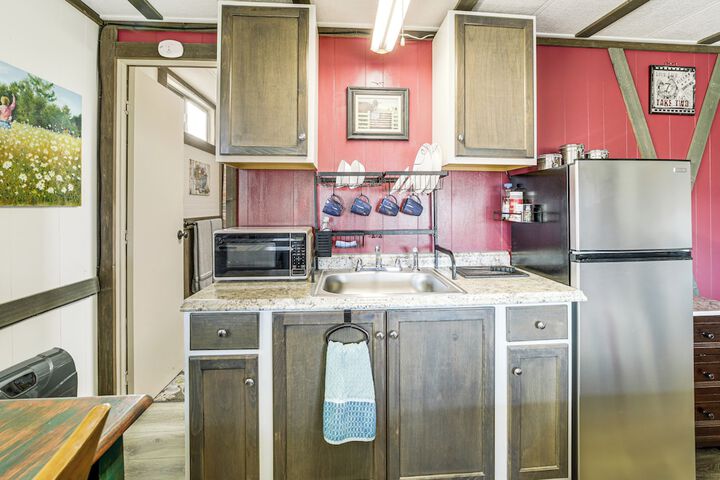 6 Mi to Old Town Panoramic Views: Cottonwood Gem!