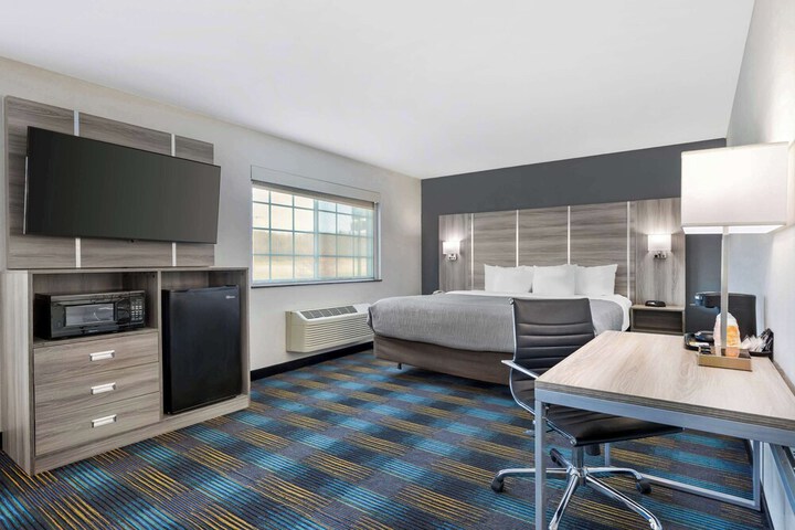 Quality Inn & Suites Fort Madison near Hwy 61