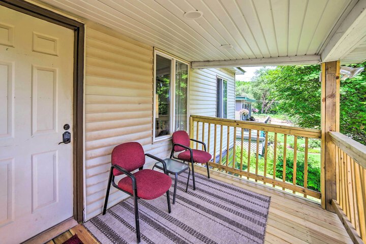 Cozy Ishpeming Cottage w / Lake & Park Views!