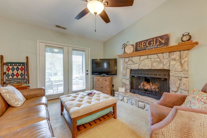 Bright Franklin Villa: Fireplace Golf Course View
