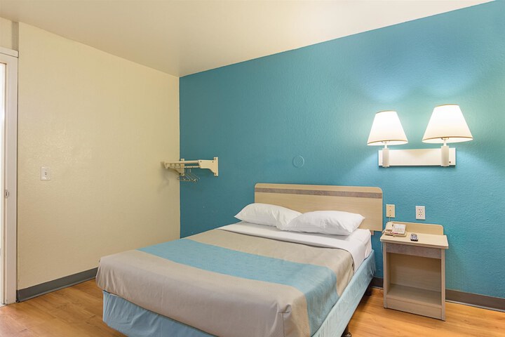 Room 14 of 30