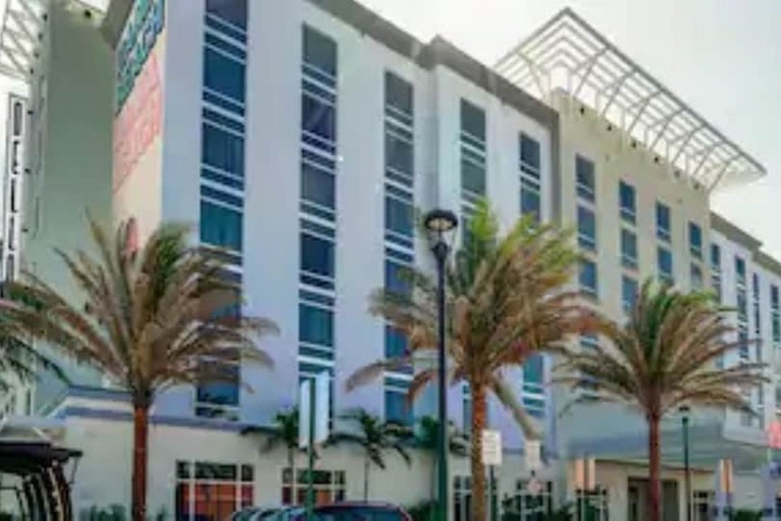 Hotel Dello Ft. Lauderdale Airport Tapestry Collection by Hilton