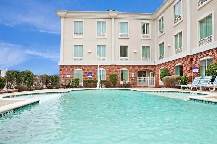 Holiday Inn Express & Suites Waxahachie by IHG
