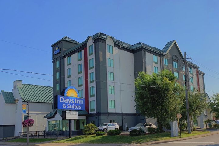 Hotel 4 of 77