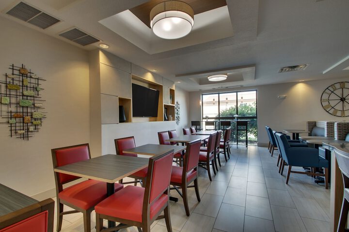 Holiday Inn Express & Suites Morris by IHG