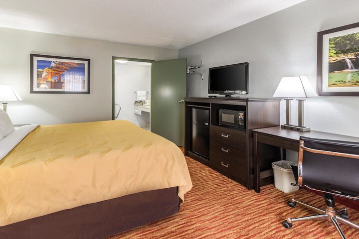 Room 8 of 33