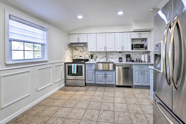 Bay Shore Vacation Rental w / Shared Yard!
