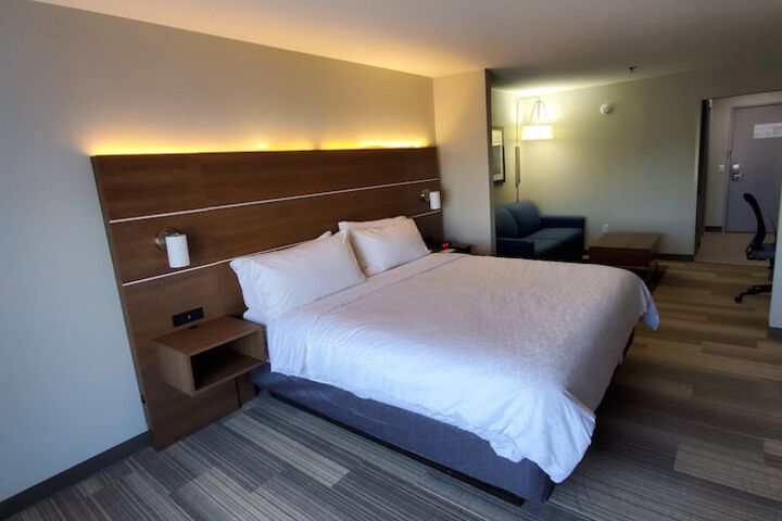 Room 37 of 62