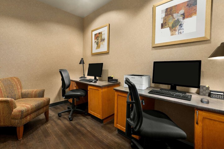 Days Inn & Suites by Wyndham Edmonton Airport