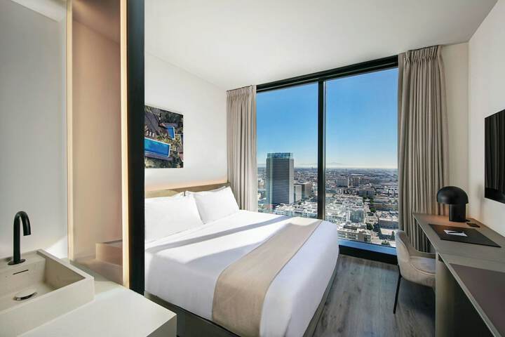 Room 21 of 104