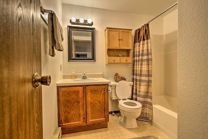 Cozy Anglers Apt - Steps to Trout Fishing River!