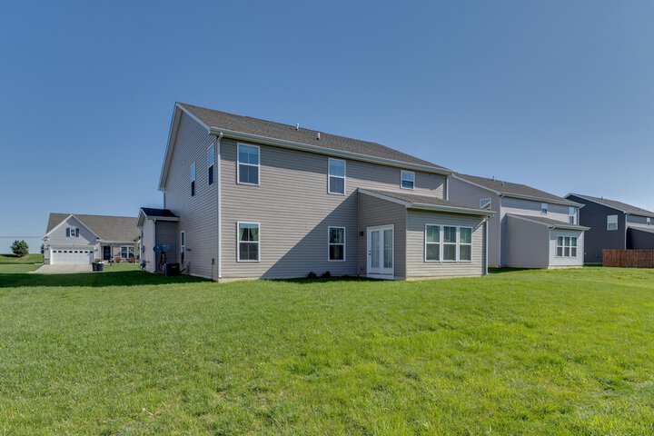 Spacious Home w / Fireplace - Near Golf!