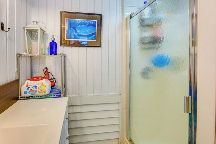 Lakefront Antioch Cottage w / Dock & Gas Grill!