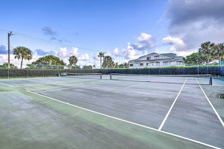 Jupiter Bay Condo w / Pool Half Mile to Beach!