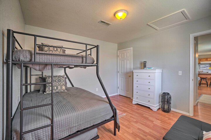 Charming One-level Home w / Deck Walk to Dtwn