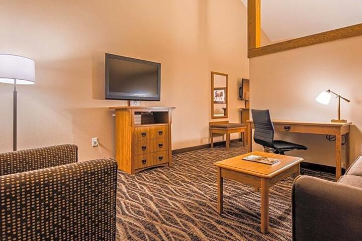 Best Western Plus Saddleback Inn & Conference Center