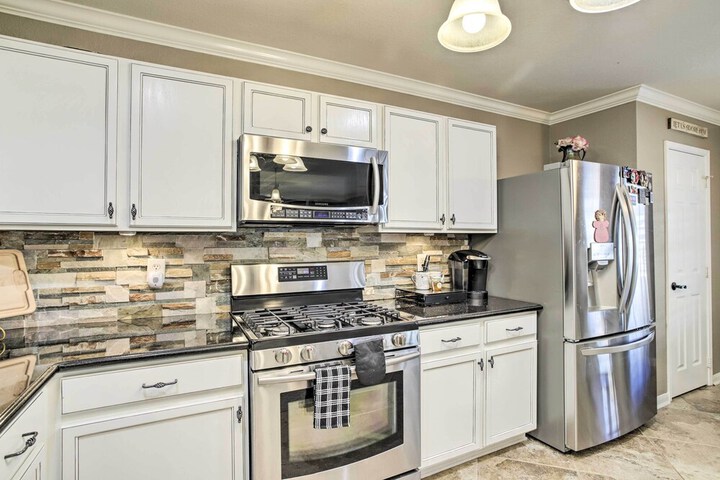 Luxe Home 30 Miles to Houston w / Pool & Grill