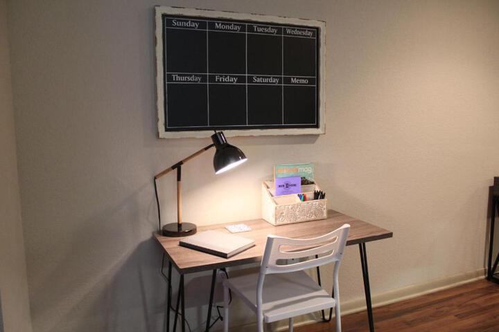 Old Fort Loft King & Queen suites nearest accomodation to Marshals Museum power your EV for free!